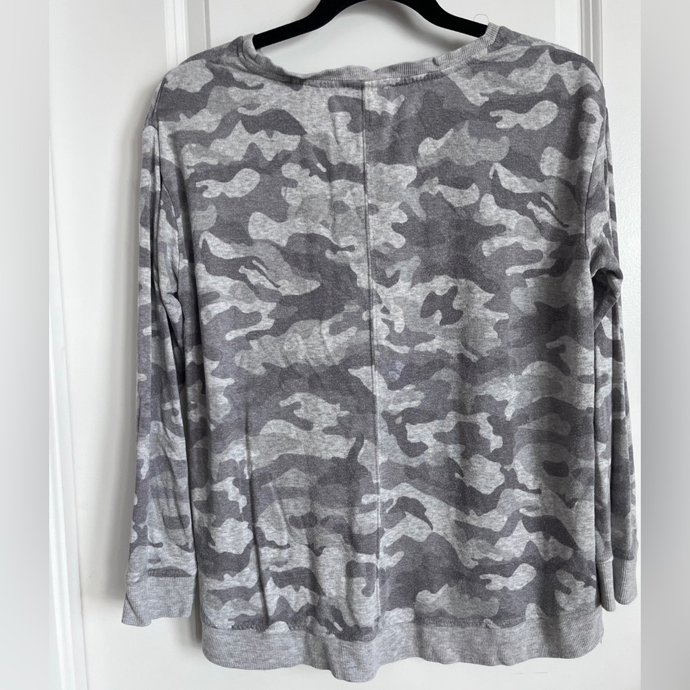 Jane and Delancey Gray Camo Lounge knit sweatshirt top Size medium - Picture 5 of 5